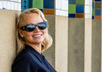 Больше не блондинка: Памела Андерсон укоротила и перекрасила волосы