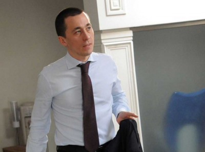 Самолет зашел в пике: латвийский ландромат с арестами и скандал с гаражами