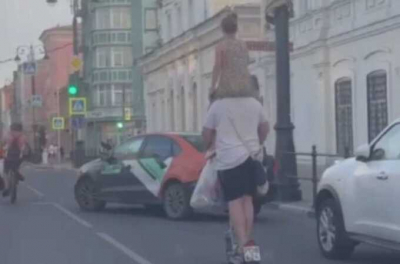 В Самаре разыскивают мужчину на самокате, который вёз девочку на плечах по проезжей части