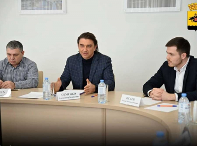 Исаевы и Юрченко: как УК &laquo;Зелёная Долина&raquo;, &laquo;Немецкая Деревня&raquo;, &laquo;Европея-Сити&raquo; и &laquo;Портланд&raquo; перекочевали в одни руки под банковским зонтом